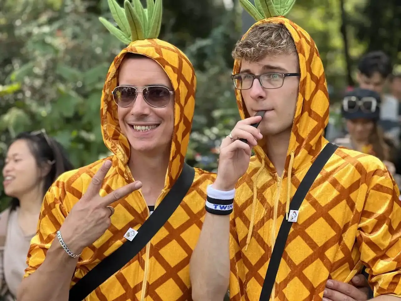 Dos tíos disfrazados de piña fumando porros y pasándoselo bien