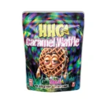 Envase de CannaShock HHC Caramel Waffle con una galleta de caramelo de dibujos animados, infundida con 25mg de HHC, galleta de sirope holandés con sabor a caramelo, destinada al consumo de adultos.