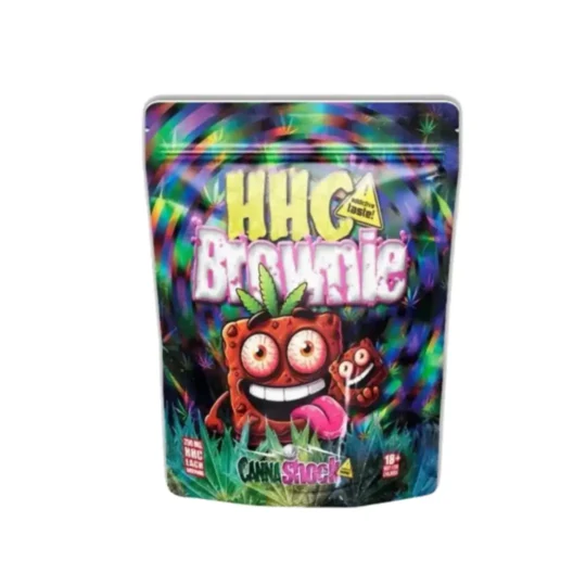 La confezione di Cannashock HHC Brownie con 250 mg di HHC, con un vivace personaggio di brownie a cartoni animati e uno sfondo psichedelico colorato, è etichettata come &quot;gusto che crea dipendenza&quot;.