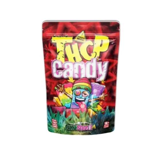 Cannashock THCP-Bonbonverpackung mit 25 mg THCP pro Bonbon, mit einer lebhaften Cartoon-Bonbonfigur auf einem Hintergrund aus roten Cannabisblättern, gekennzeichnet als Produkt mit süchtig machendem Geschmack&quot;.