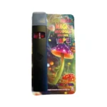 Die Magic Mushroom Muscimol Vape-Verpackung zeigt eine farbenfrohe Illustration von lebhaften Pilzen und hebt ein 0,5 mg Muscimol Vape hervor, das für den Gebrauch durch Erwachsene entwickelt wurde und eine von der Fantasie inspirierte Ästhetik aufweist.